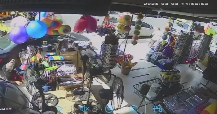 Esenyurt’ta vincin çarptığı otomobil savrularak dede ve torunlarına çarptı