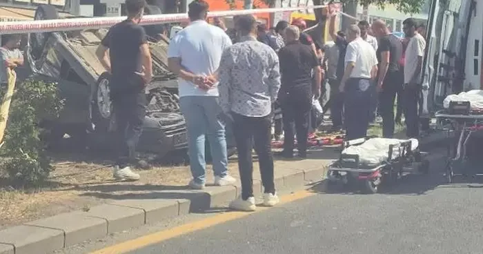 Ankara da kontrolden çıkan otomobil refüje devrildi
