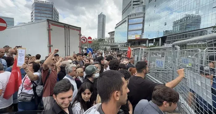CHP İstanbul İl Başkanlığı önünde gerçekleşen olaylarla paylaşım yapanlar gözaltına alınmıştı! 3 kişi tutuklandı
