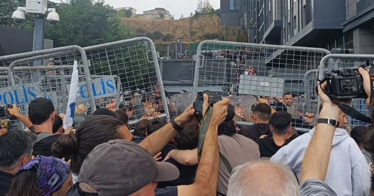 ÇGD: CHP İstanbul İl Başkanlığı önünde görev yapan gazetecilere polis şiddetini ve hakaretleri asla kabul etmiyoruz!
