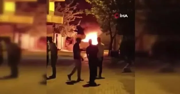 Tofaş alev topuna döndü, vatandaşlar yangını film izler gibi izledi