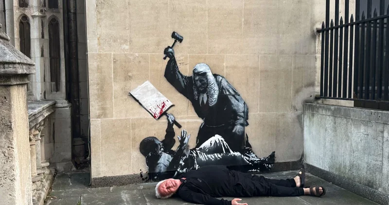 Banksy nin yeni duvar resmi çok şey anlatıyor