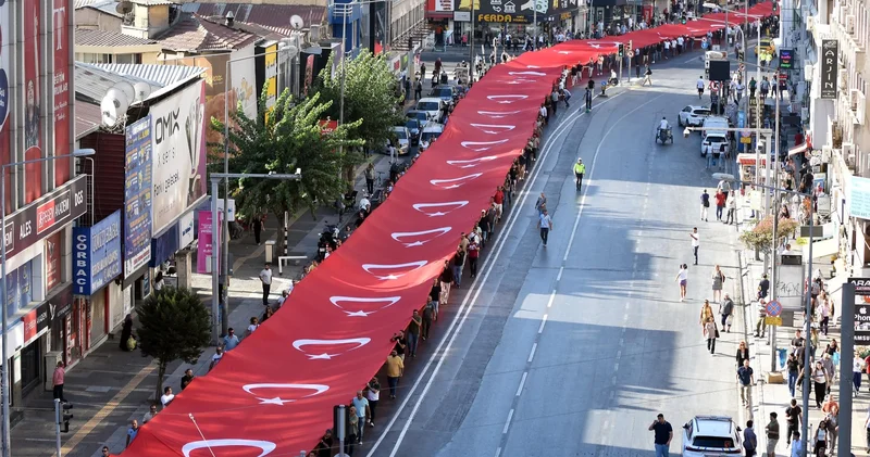 İzmir de 350 metrelik bayrakla zafer yürüyüşü