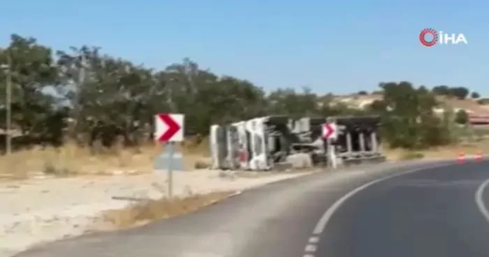 Facia ucuz atlatıldı! Balıkesir de amonyum yüklü tır kaza yaptı; 1 yaralı