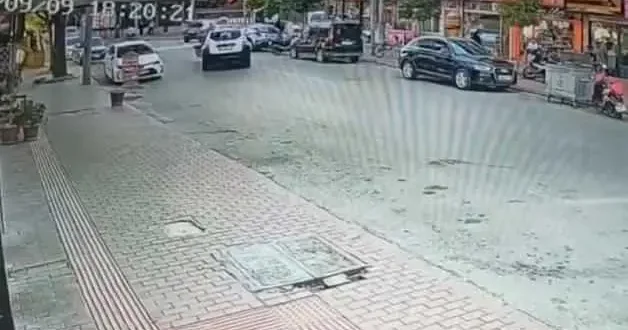 Bursa’da otomobille çarpışan motosikletli metrelerce havaya uçtu