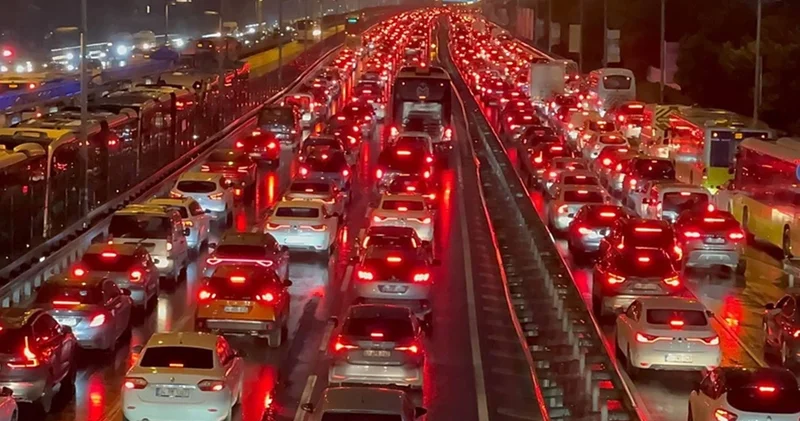 İstanbul da trafik kilitlendi