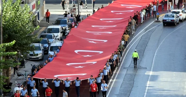 İzmir in kurtuluşunun 103. yıl dönümü... 350 metrelik Türk bayrağı ile Zafer Yürüyüşü
