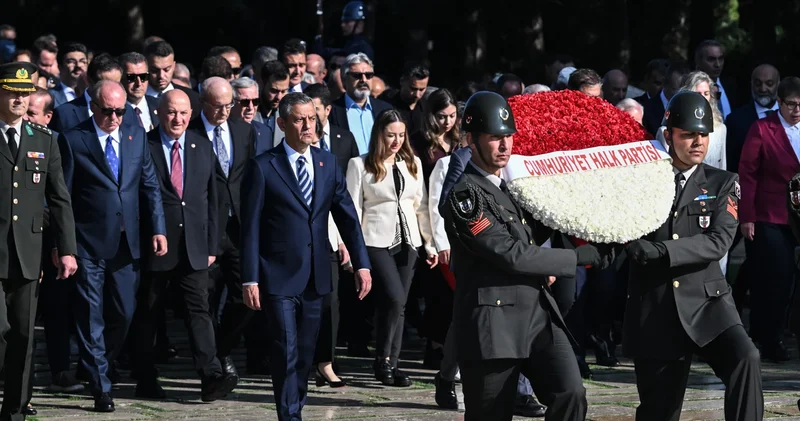 Özgür Özel başkanlığındaki CHP heyetinden Anıtkabir ziyareti