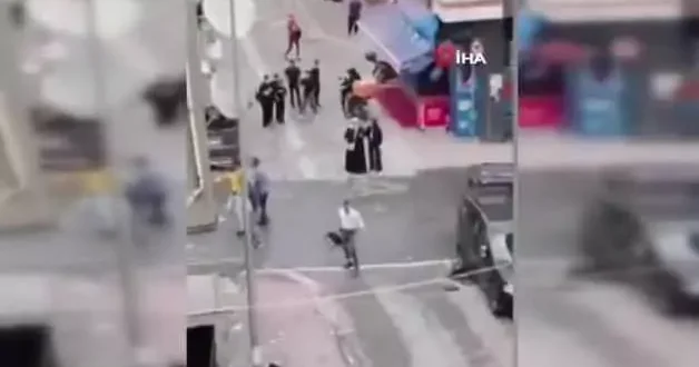 Sokak kavgası kamerada! Birbirlerine sopalarla saldırdılar!