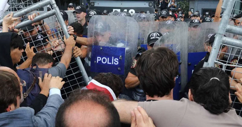24 kişi hakkında soruşturma başlatılmıştı: CHP İstanbul İl Başkanlığı protestolarına ilişkin 3 sosyal medya kullanıcısı tutuklandı
