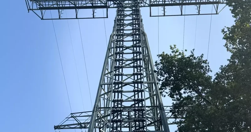 Elektrik direkleri alev almıştı... Berlin polisi kundaklama olabilir dedi!