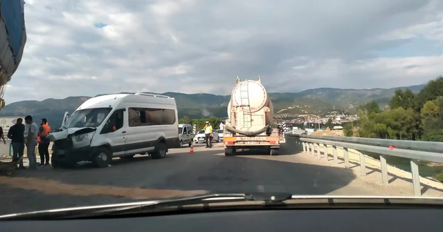 Tokat ta fındık işçilerinin taşındığı minibüs ile kamyon çarpıştı; 8 yaralı Tokat Haberleri