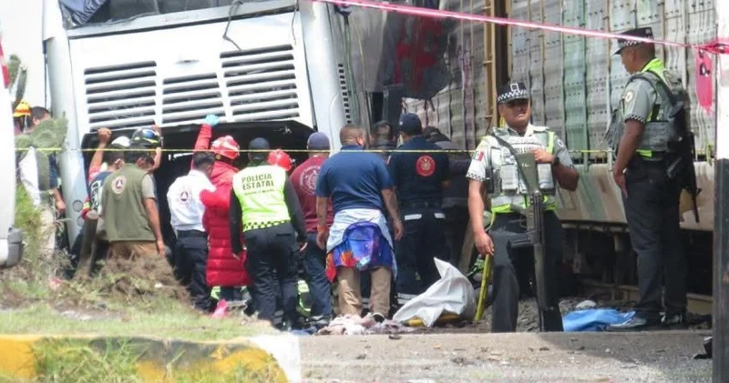Meksika da feci kaza: Tren 2 katlı otobüsü ikiye ayırdı