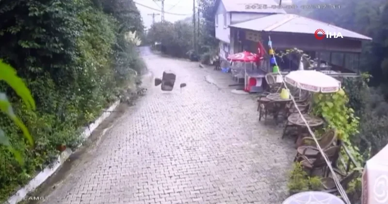 Artvin de heyelan anı kamerada: Kayalar işletmeye ramak kala durdu