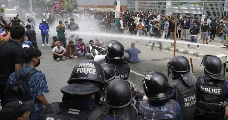 Nepal de 19 kişinin ölümüyle sonuçlanan protestoların ardından sosyal medya yasağı kaldırılıyor