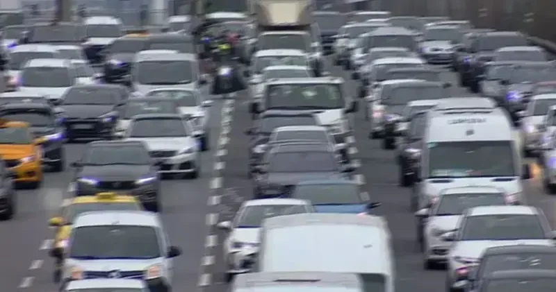 İstanbul da okul servisleri yola çıktı; trafik yoğunluğu oluştu