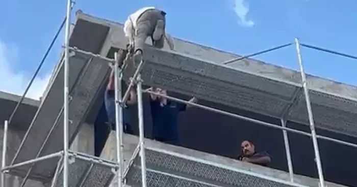Binadan atlamak isteyen şahsı, itfaiye ekipleri ikna etti