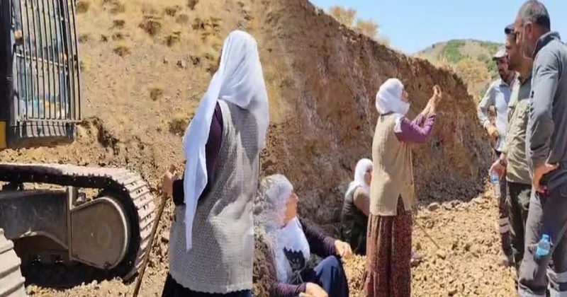 Kadınlar iş makinalarının önüne sopalarla gezip engel oldular Sözcü Gazetesi