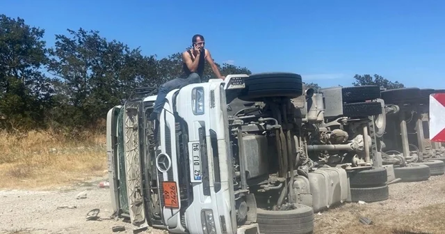 Balıkesir de amonyum nitrat yüklü tanker devrildi; patlama riskine karşı yol kapatıldı Balıkesir Haberleri