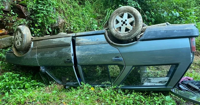 Rize de freni boşalan otomobil, yamaca çarpıp takla attı: 3 yaralı Rize Haberleri