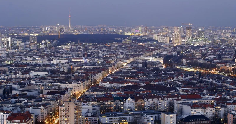 Berlin de 2 elektrik direğinde çıkan yangın sonucu 50 bin hane ve işyeri elektriksiz kaldı