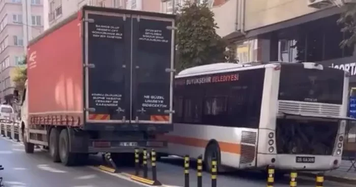 Bozulan otobüs yolu kapadı, kamyon dubaları çiğneyerek yoluna devam etti