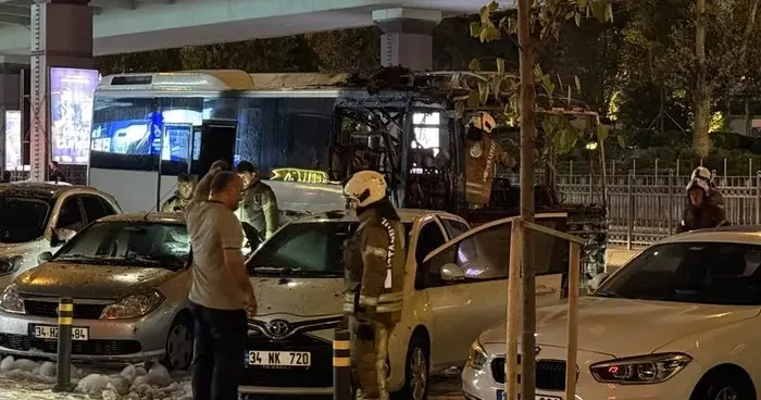 Şişli de turistleri taşıyan tur otobüsü alev alev yandı