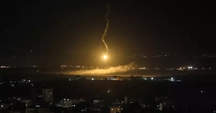 Son dakika İsrail den Suriye nin Humus kentine saldırı