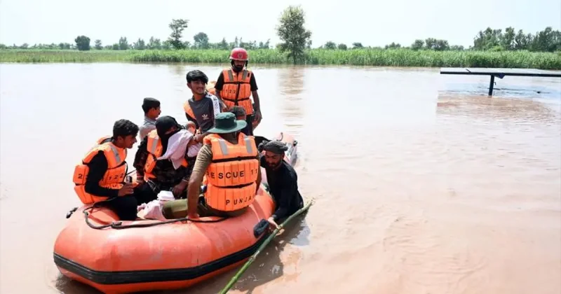 Pakistan da sel bilançosu ağırlaşıyor... Son 24 saatte 122 bin tahliye daha!