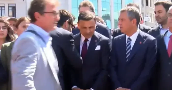 SON DAKİKA CHP lideri Özel Taksim de! Özgür Çelik le geldi, Gürsel Tekin e resti çekti: Affetmem!