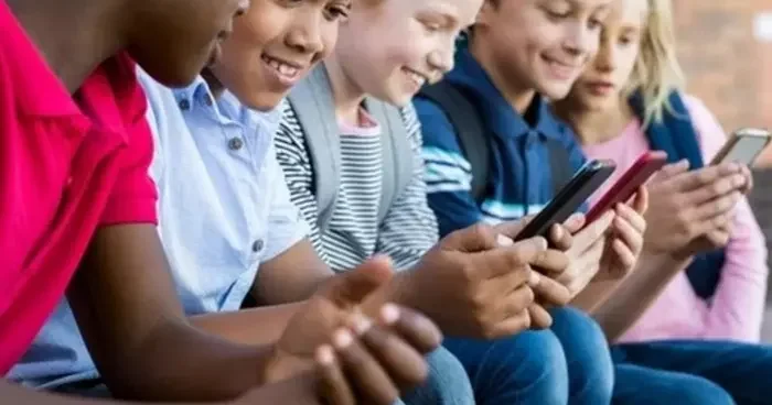 Karar alındı, seneye uygulamaya giriyor! O ülkede okullarda telefon yasaklanıyor