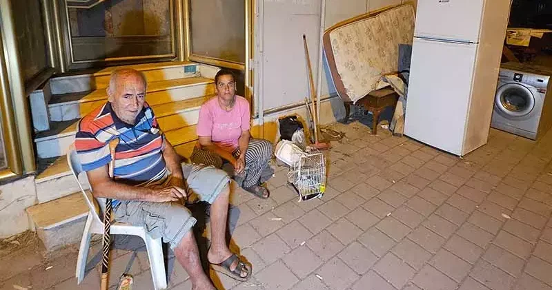 Tuttukları evden 3 gün sonra çıkarılan aile sokakta kaldı