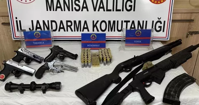 Salihli’de ikametten çok sayıda ruhsatsız tabanca ve tüfek çıktı