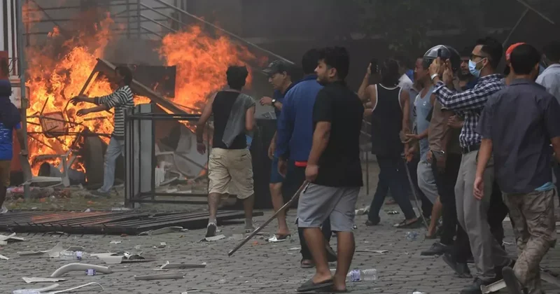 Nepal de protestolar şiddetlendi! Eski başbakanın eşi yanarak can verdi