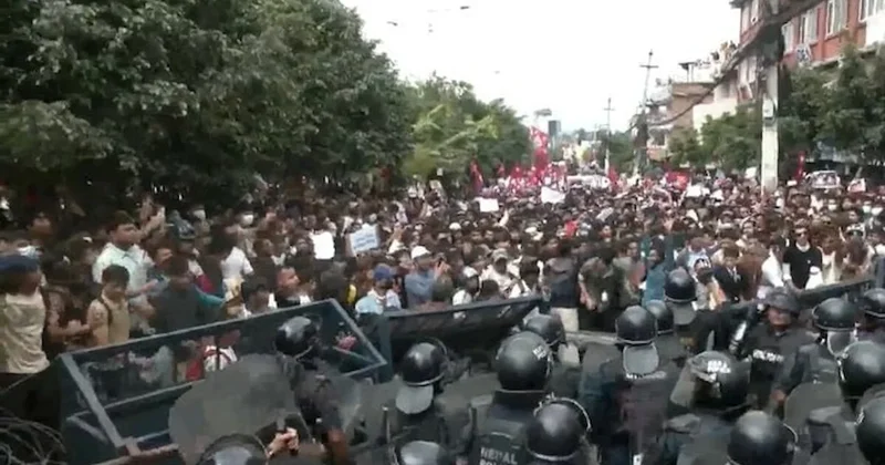 Sosyal medyayı kapattılar, protestoların önünü alamadılar: Başbakan istifa etti Sözcü Gazetesi