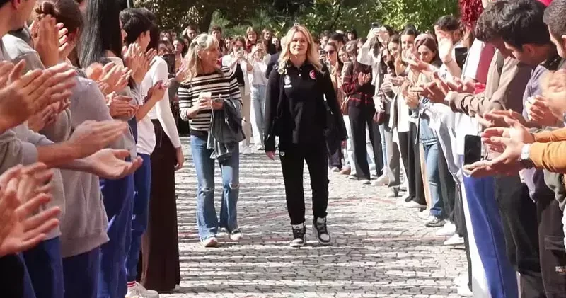 Dünya şampiyonu yüzücü Defne Kurt, okulunda coşkuyla karşılandı