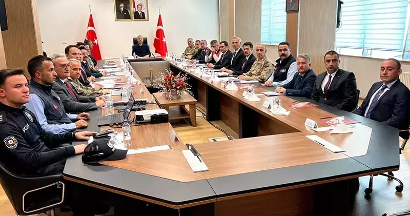 Bakan Yerlikaya, Hakkari de Sınır Güvenliği Toplantısı na katıldı