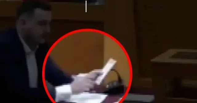 CHP’li meclis üyesinden demokrasiye ihanet: Oy pusulasını geçersiz hale getirdiği anlar kameraya yansıdı VİDEO İZLE
