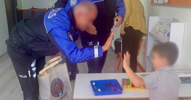 Eskişehir de polis ekipleri özel gereksinimli çocuklara oyuncak hediye etti Eskişehir Haberleri