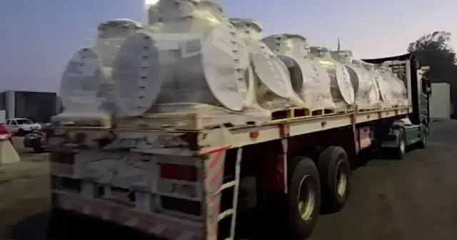 Refah Sınır Kapısı nın Mısır tarafından kısıtlı sayıda insani yardım yüklü tır giriş yaptı VİDEO İZLE