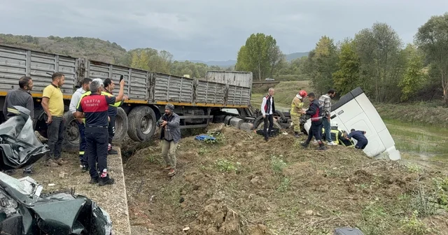 Karşı şeride geçen TIR la çarpışan otomobildeki çift öldü Bartın Haberleri