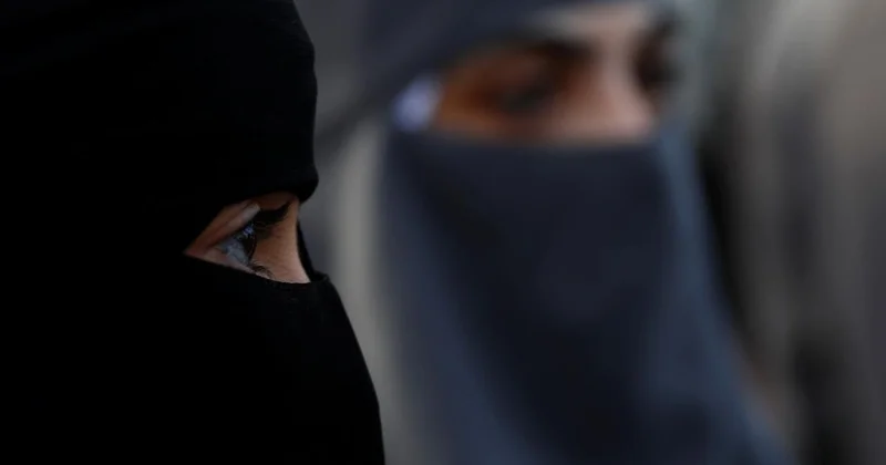 İtalya da Başbakan Meloni nin partisi, peçe ve burka yasağı için yasa teklifi verdi