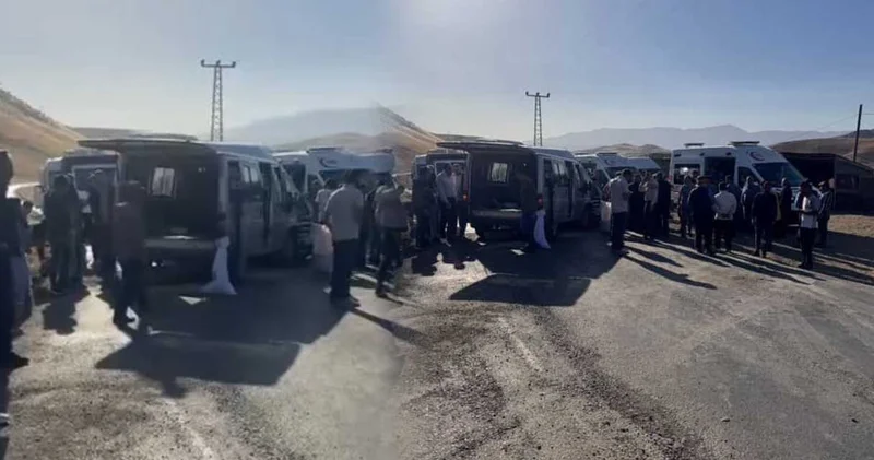 Öğretmenleri taşıyan minibüs kaza yaptı: 12 yaralı