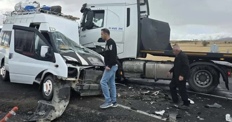 Nevşehir de tarım işçilerini taşıyan minibüs tır ile çapıştı: Çok sayıda yaralı var