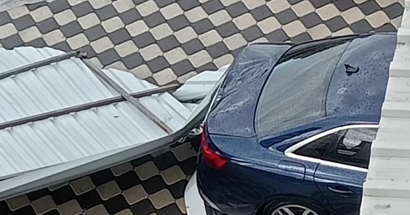 Hatay da fırtına: 2 binanın çatısı uçtu, 3 araç zarar gördü