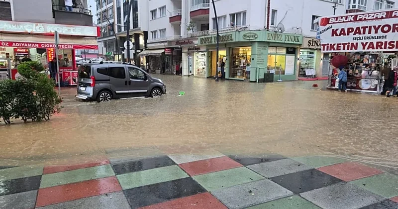 Giresun da sağanak yağış hayatı olumsuz etkiledi! Yollar göle döndü, iş yerlerini su bastı