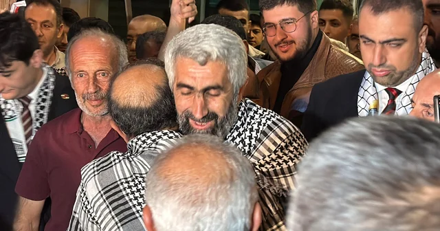 İsrail in alıkoyduğu Küresel Sumud Filosu aktivistlerinden emekli öğretmen Akılotu, memleketi Elazığ a döndü Elazığ Haberleri