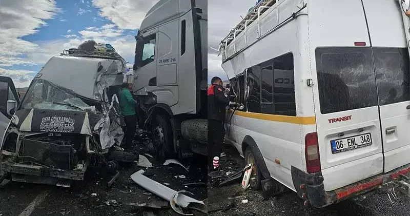 TIR ile minibüs çarpıştı: 9 yaralı