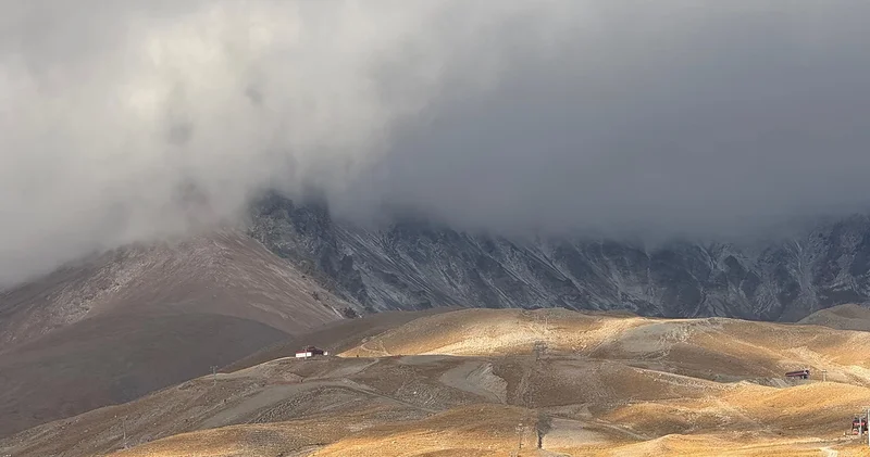 Erciyes Dağı nda kay yağdı; sıcaklık sıfırın altına düştü