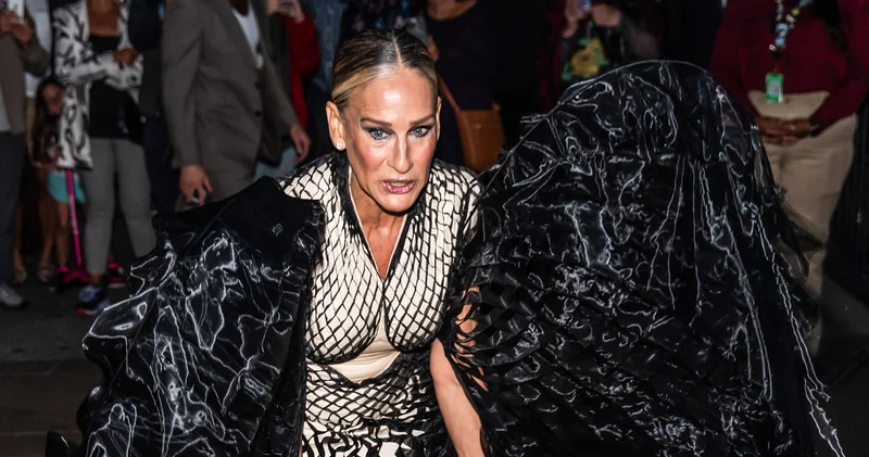 Sarah Jessica Parker kanatlı kıyafetiyle dikkat çekti magazin haberleri